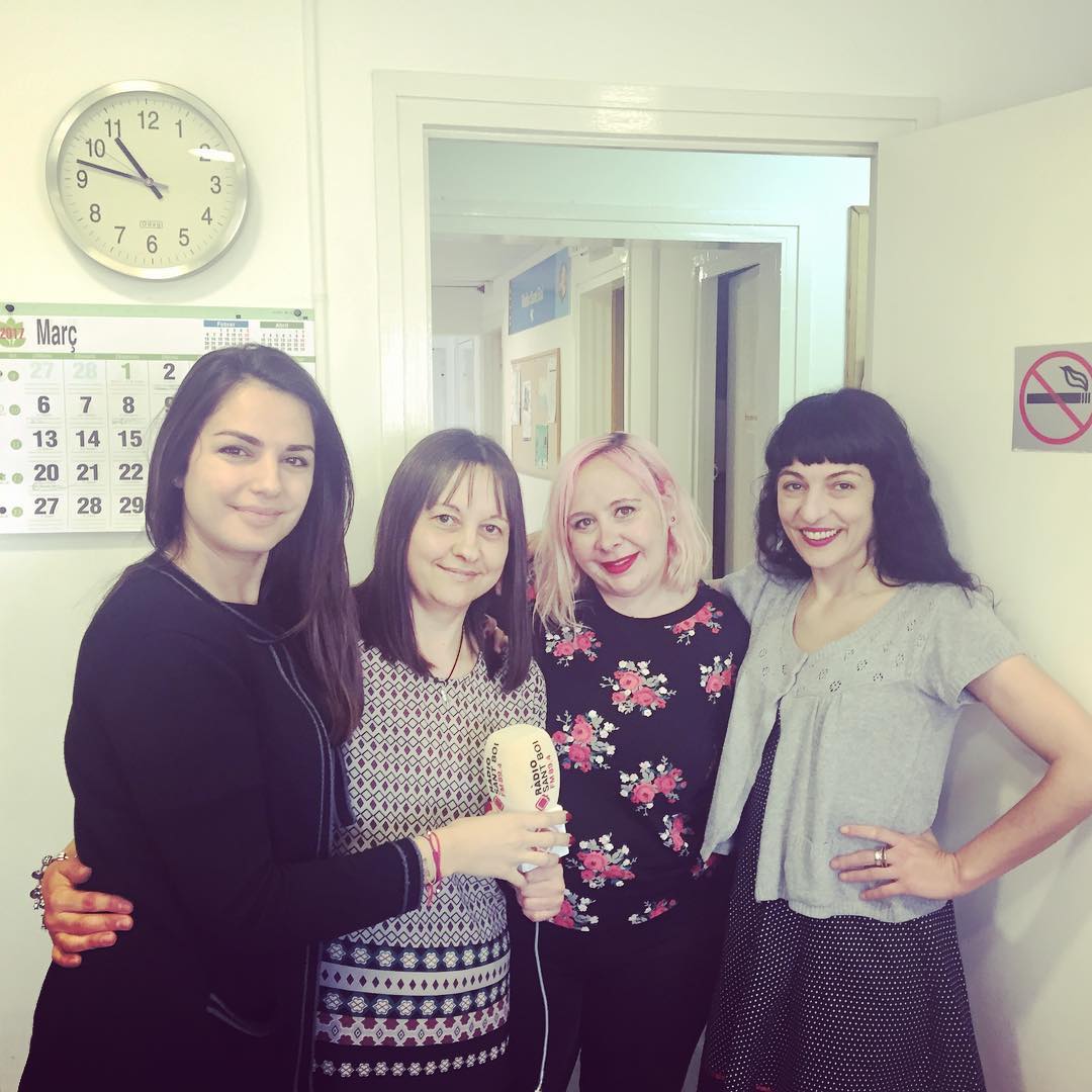 roser amills con las presentadoras del programa la republica de radio sant boi