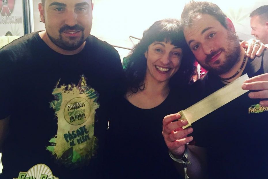 roser amills con pay pay paper y papel y mecheros