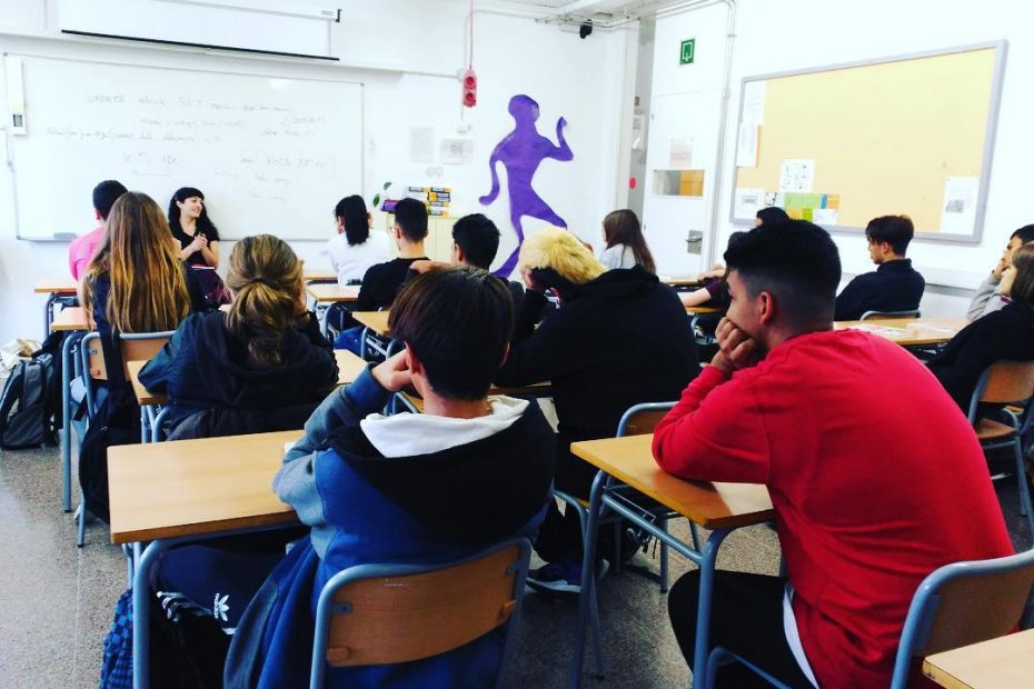 roser amills da una charla a los alumnos de 4° de ESO de INS L'Estatut Rubi
