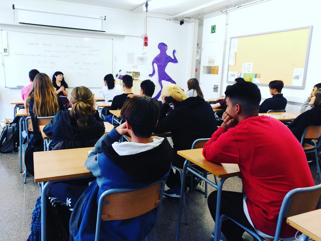 roser amills da una charla a los alumnos de 4° de ESO de INS L'Estatut Rubi