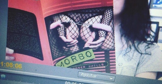 Roser Amills lee morbo en el videoclip de Documentalidades