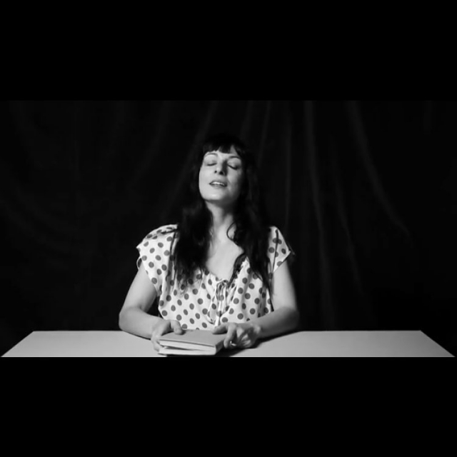 Roser Amills, performance el plaer de la lectura