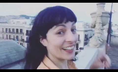 Roser Amills sonriendo en una azotea de Barcelona, con los edificios del barrio al fondo