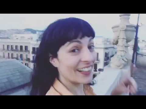 Roser Amills sonriendo en una azotea de Barcelona, con los edificios del barrio al fondo