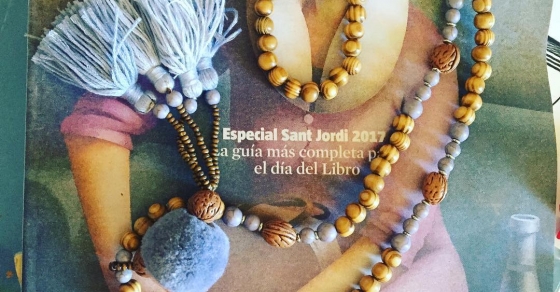 Qué os parece este bonito regalo de #santjordi2017 ? - Roser Amills, escritora mallorquina