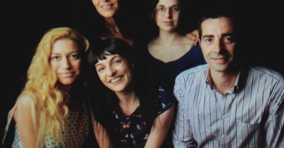 Cinco autores posan juntos y sonrientes en el pre-Sant Jordi de Espais Vida, en Cornellà de Llobregat, el 22 de abril de 2017