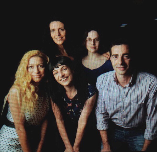 Cinc autors posen junts i somrients al pre-Sant Jordi d’Espais Vida, a Cornellà de Llobregat, el 22 d’abril de 2017