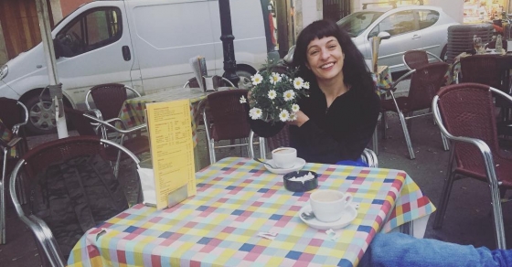 marc alberola le regala una maceta de margaritas a roser amills