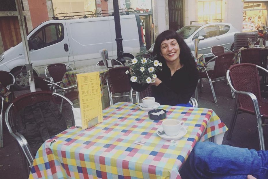 marc alberola le regala una maceta de margaritas a roser amills