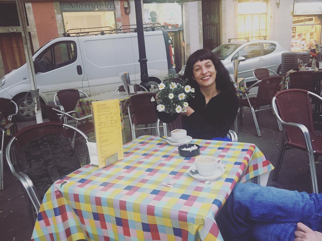 marc alberola le regala una maceta de margaritas a roser amills