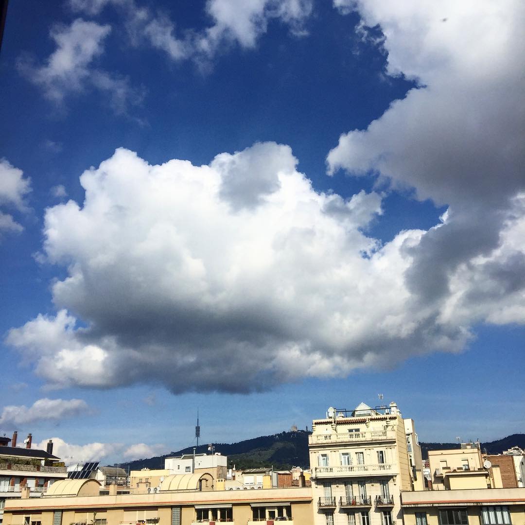 ¿Cómo agradecer a las nubes /
esa abundancia fugitiva? Pablo Neruda