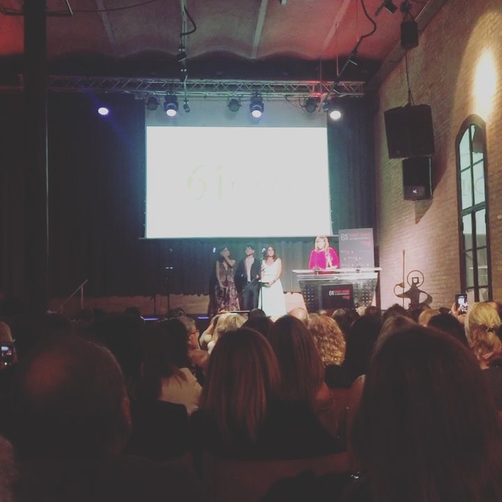 Ahora, recibe su galardón de Premis Sant Jordi2017 Emma Suárez @emmasuarezfans #AntigaFàbrica Radio Televisión Española Radio Televisión Españolacomunicacion TVE Catalunya