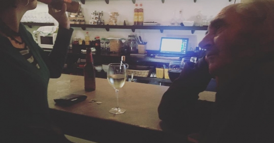 Roser amills amb en Pau Riba que medita a Bar Grog, veniu a Torrent de l'olla