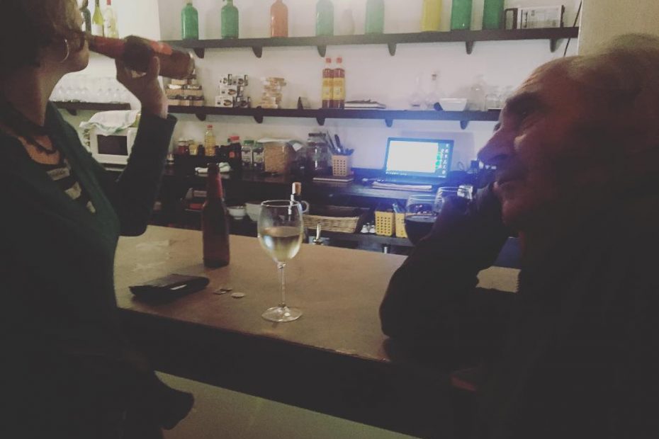 Roser amills amb en Pau Riba que medita a Bar Grog, veniu a Torrent de l'olla