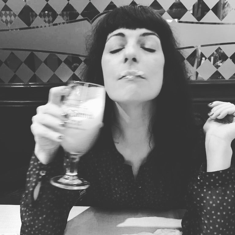 Bigote de espuma de cerveza im-pe-ca-ble  