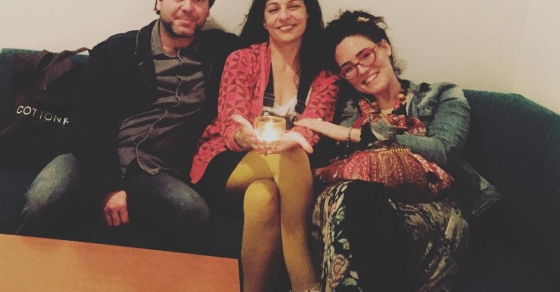 roser amills con lucia salcedo y david kirkiru