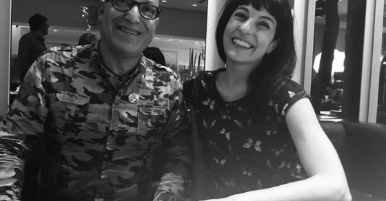 Roser Amills Con Un Lector