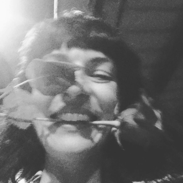 Roser Amills Con Una Rosa