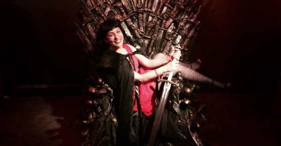 roser amills en la silla de juego de tronos