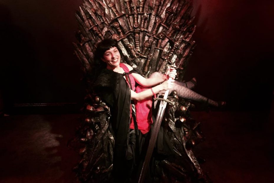 roser amills en la silla de juego de tronos