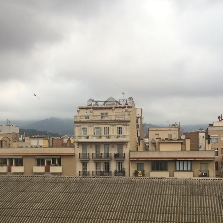 Que nadie se olvide hoy el paraguas en casa: los pájaros y las nubes son de chaparrón ;))