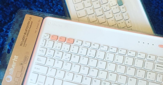 Tengo que elegir uno de estos dos teclados #silversanz Qué color os gusta más? @silverht_official - Roser Amills, escritora mallorquina