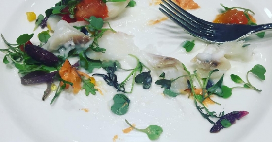 Ensalada de lomo de bacalao confitado, pil pil de su jugo, caviar de tomate, cebolla roja... una delicia :)) - Roser Amills, escritora mallorquina