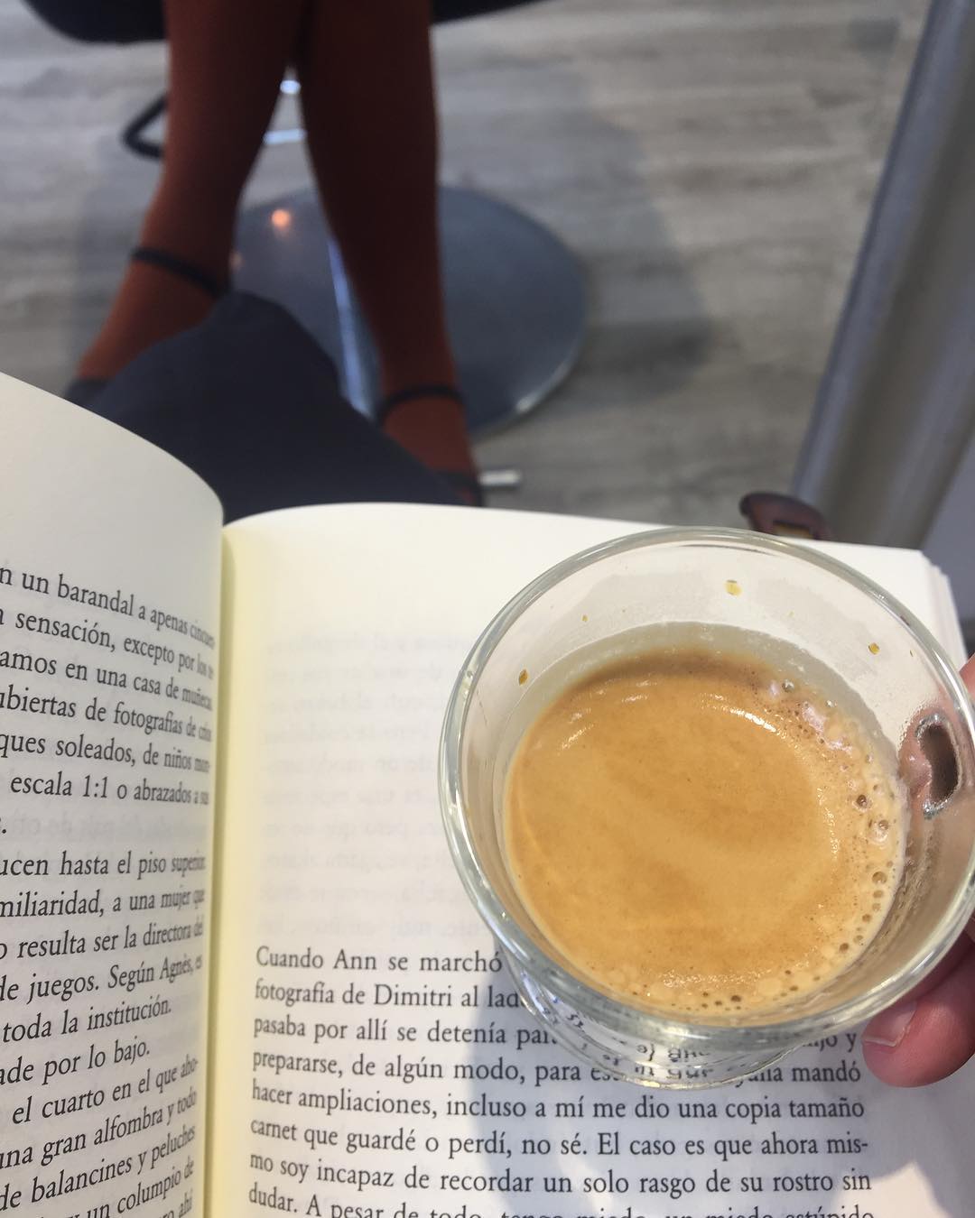 Café y libro, alegría y primavera, viernes y viernes  