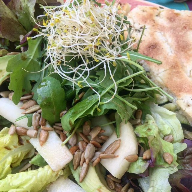 cena de ensalada de rucula