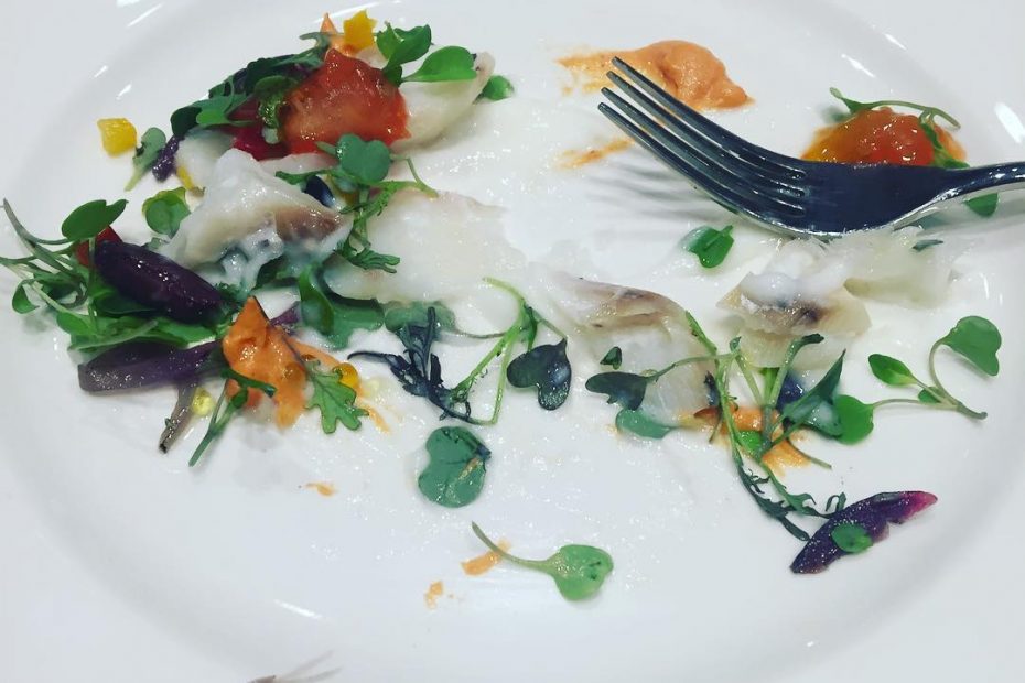 Ensalada de lomo de bacalao confitado, pil pil de su jugo, caviar de tomate, cebolla roja... una delicia :))