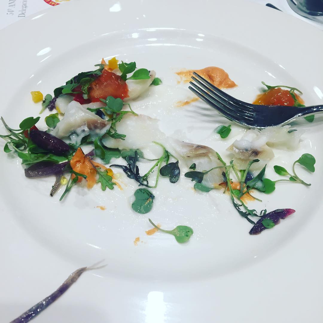 Ensalada de lomo de bacalao confitado, pil pil de su jugo, caviar de tomate, cebolla roja… una delicia  