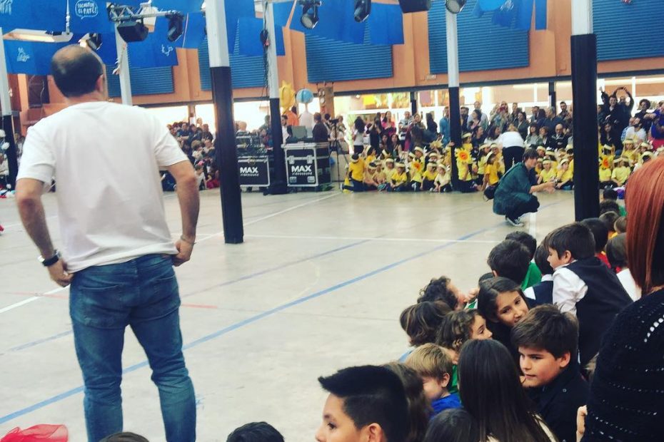 fiesta de la primavera en el colegio de juan, el hijo pequeño de roser amills