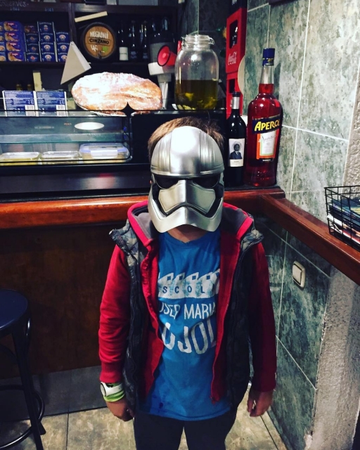 juan, el hijo de roser amills, disfrazado en el bar pietro