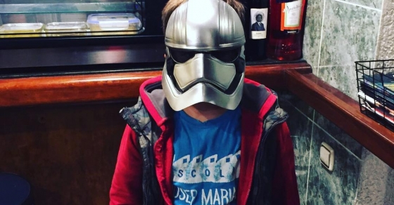 juan, el hijo de roser amills, disfrazado en el bar pietro