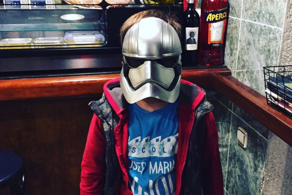 juan, el hijo de roser amills, disfrazado en el bar pietro