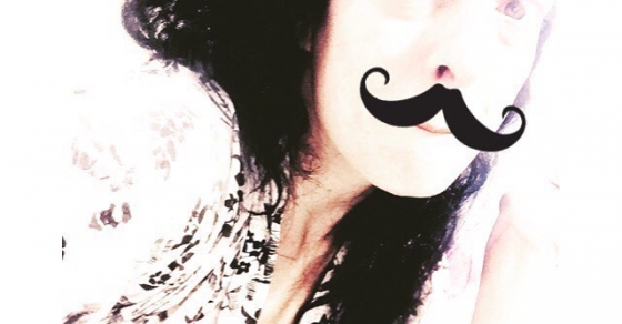 roser amills con bigotes