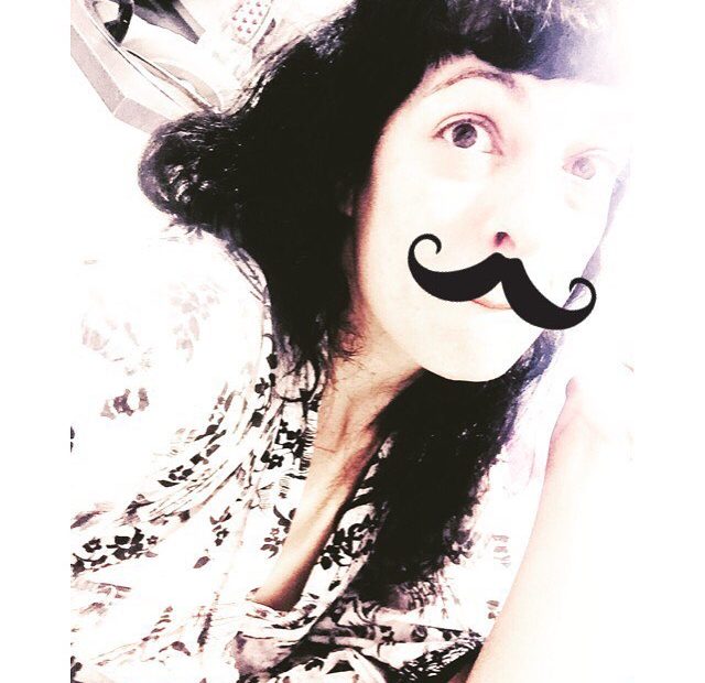 roser amills con bigotes