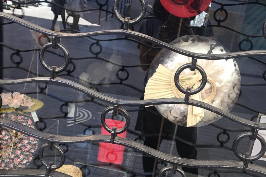 roser amills con sombrero rojo