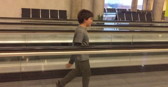 roser amills con su hijo juan en el aeropuerto