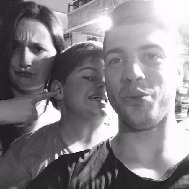 Roser Amills con sus dos dos hijos y claudia garri