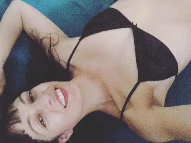 Roser Amills tumbada, sonriente, en sujetador negro