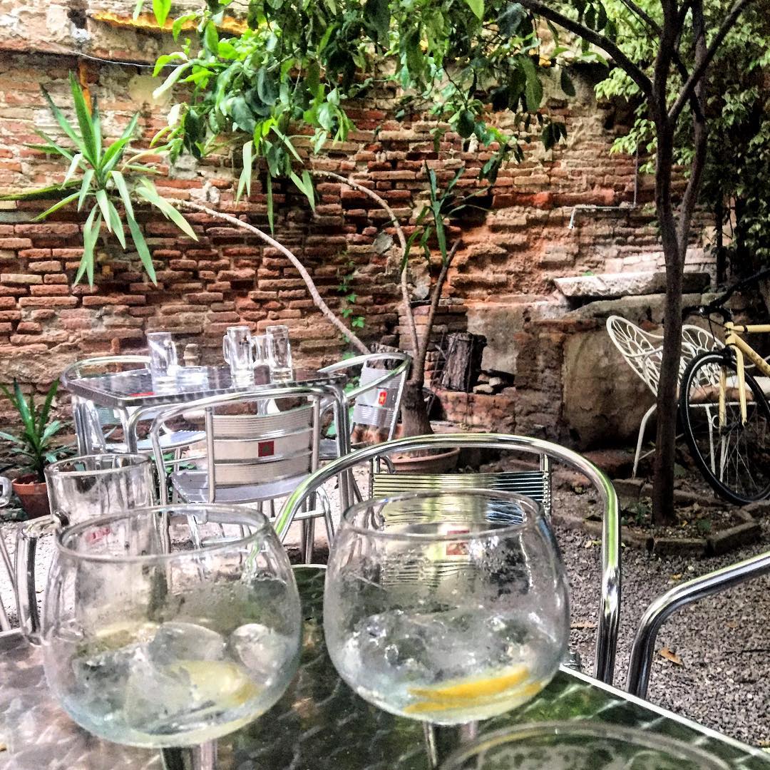 Un buen jardín puede tener alguna hierba mala
.
Thomas Fuller