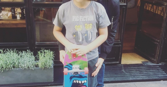 El de 10 años tiene ya su #miprimerskate serio de @heyhoskateboards ;)) - Roser Amills, escritora mallorquina