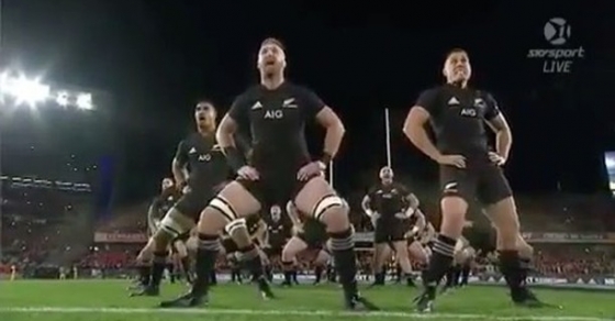 Gracias @orioljara por descubrirme el #Haka de Nueva Zelanda #edenpark #loquitametienen - Roser Amills, escritora mallorquina