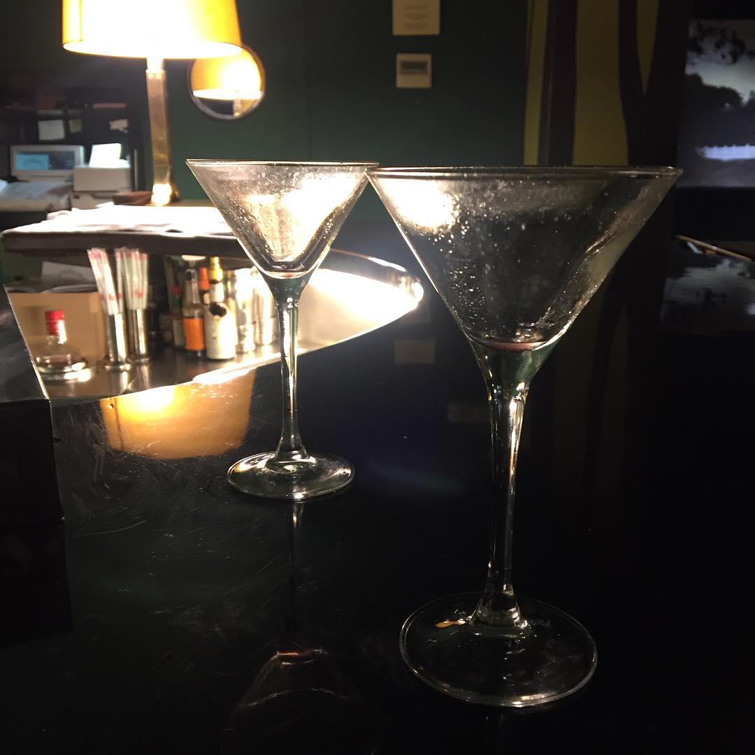 El equilibrio es dos apurando las copas a la vez  