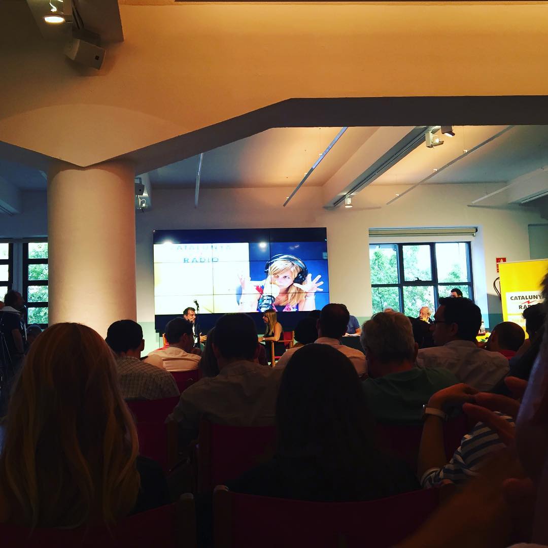 Especial Revolució, des d’Estrella Damm, presentat per Xantal Llavina. Ara intervé Joan Laporta. Què us sembla?