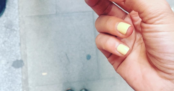 fresa y uñas amarills