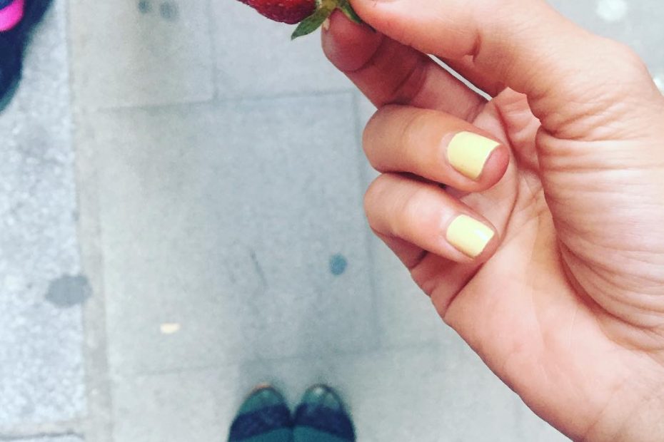 fresa y uñas amarills