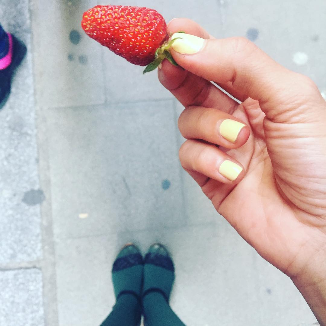 fresa y uñas amarills