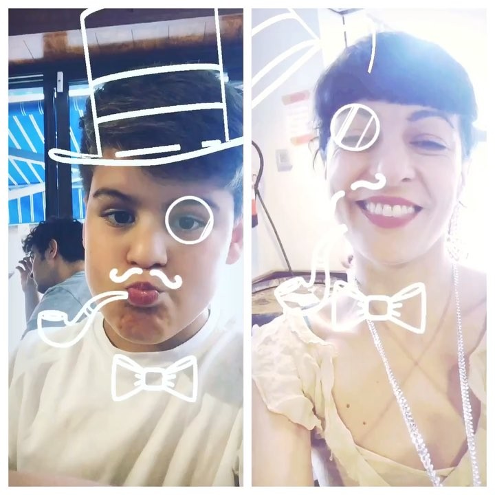Dos selfis con filtro de sombrero de copa, bigote y pajarita: el hijo pequeño de Roser Amills y ella misma